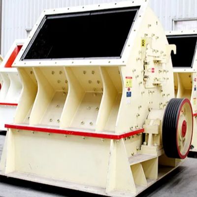 Smooth operation low dust low power consumption and high efficiency fine crusher
